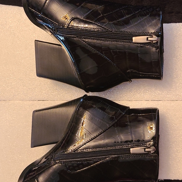 Vince Camuto Anikah Pointy Toe Bootie - Picture 8 of 13